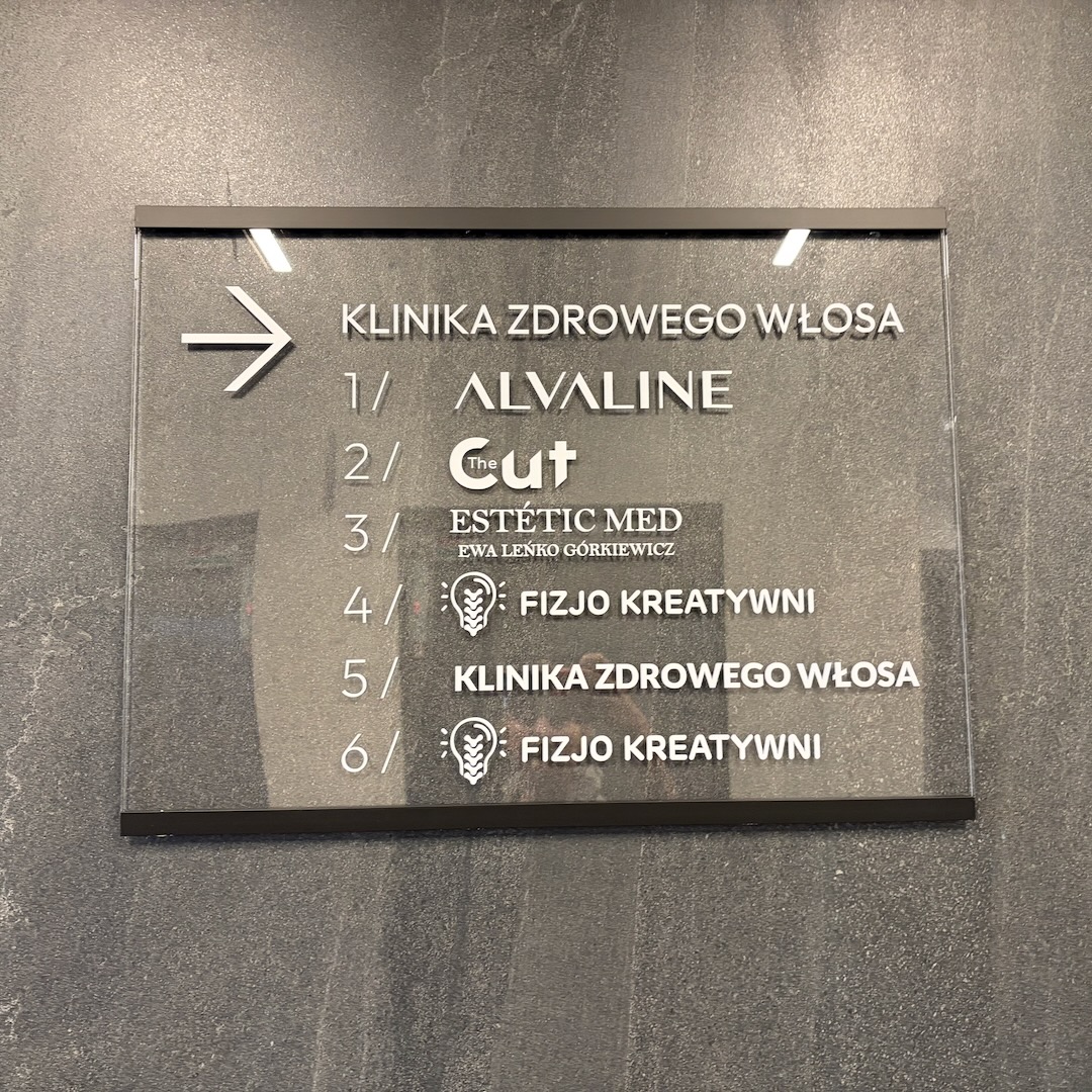 Szklana tablica kierunkowa przy windzie na IV piętrze ze strzałką do Gabinetu 3